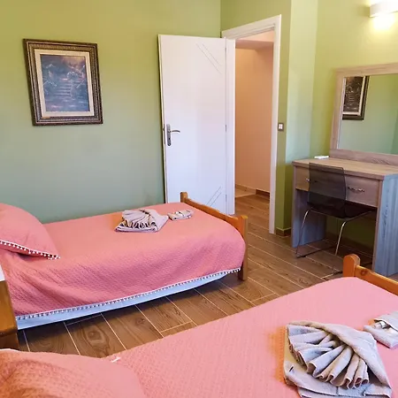 Private , 5 Min Drive From The Villa *